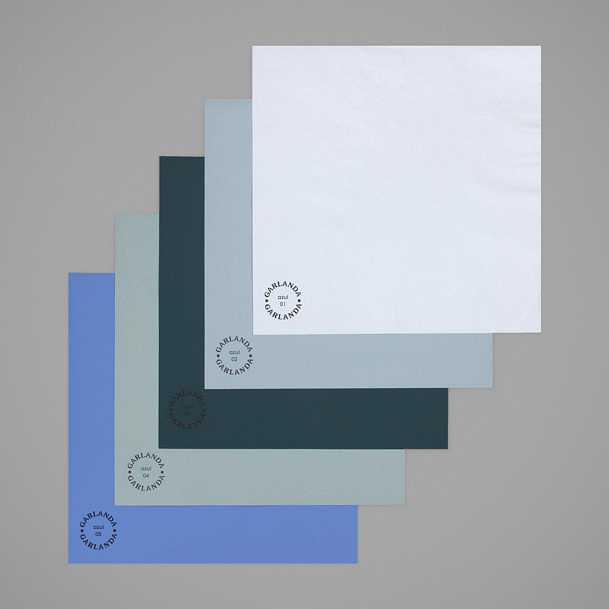 Pack Azul: 5 muestras de pintura Garlanda de 21 × 21 cm. Todos nuestros azules, del más claro al marino.