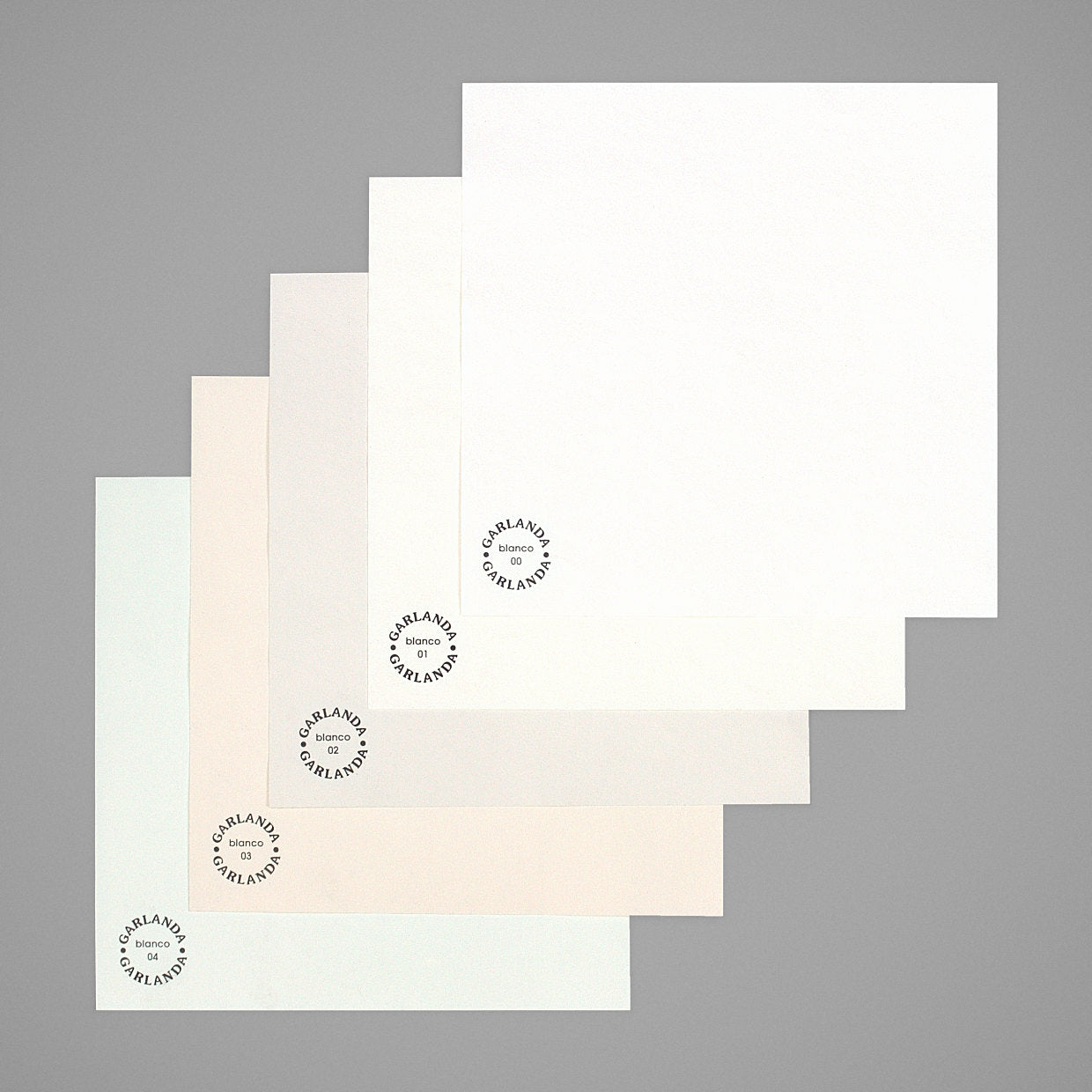 Pack Blanco: 5 muestras de pintura Garlanda de 21 × 21 cm. Cinco blancos, del más cálido al más cristalino.