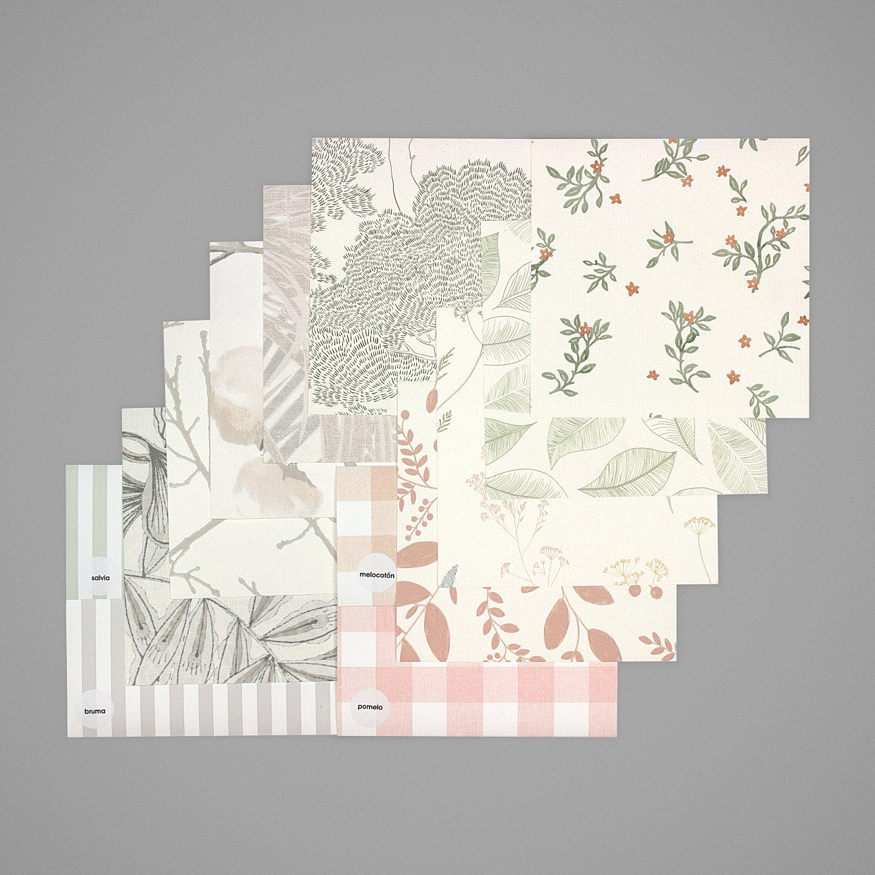 Pack Naturaleza: 11 muestras de papel pintado Garlanda de 21 × 21 cm. Papeles de inspiración botánica, en tonos serenos.